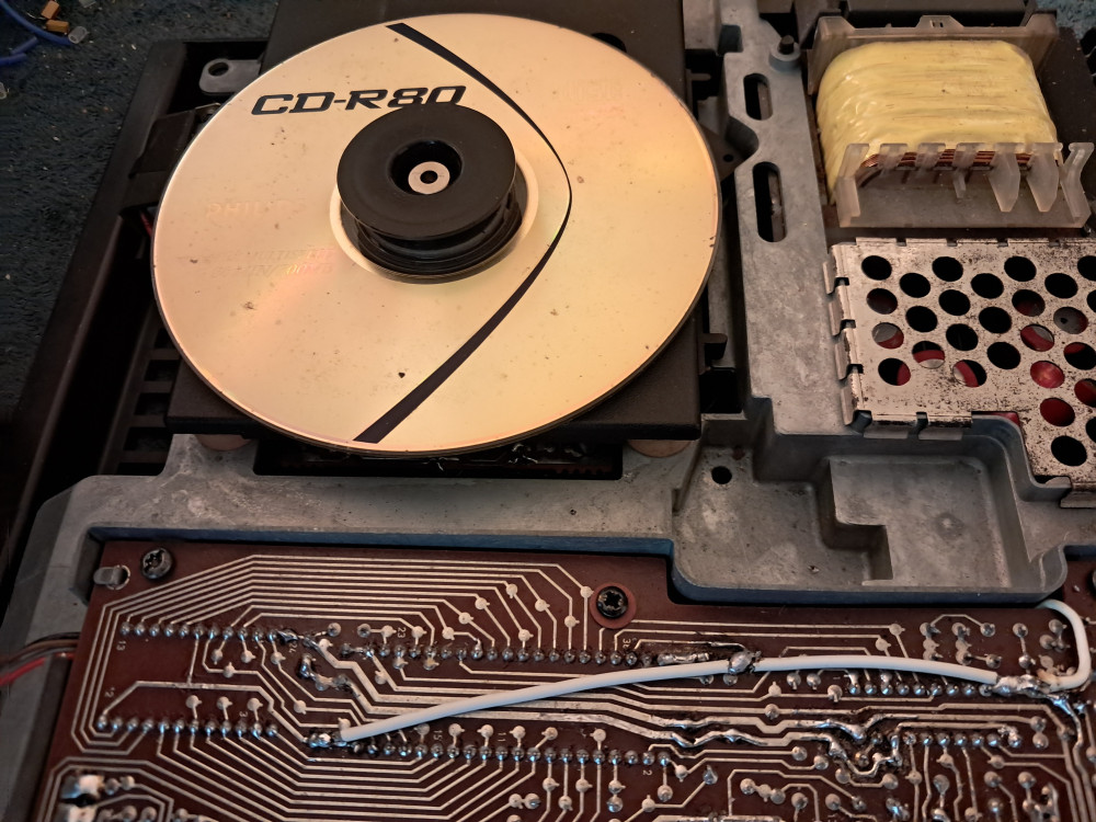 Philips CD100 error correction ground mod.jpg