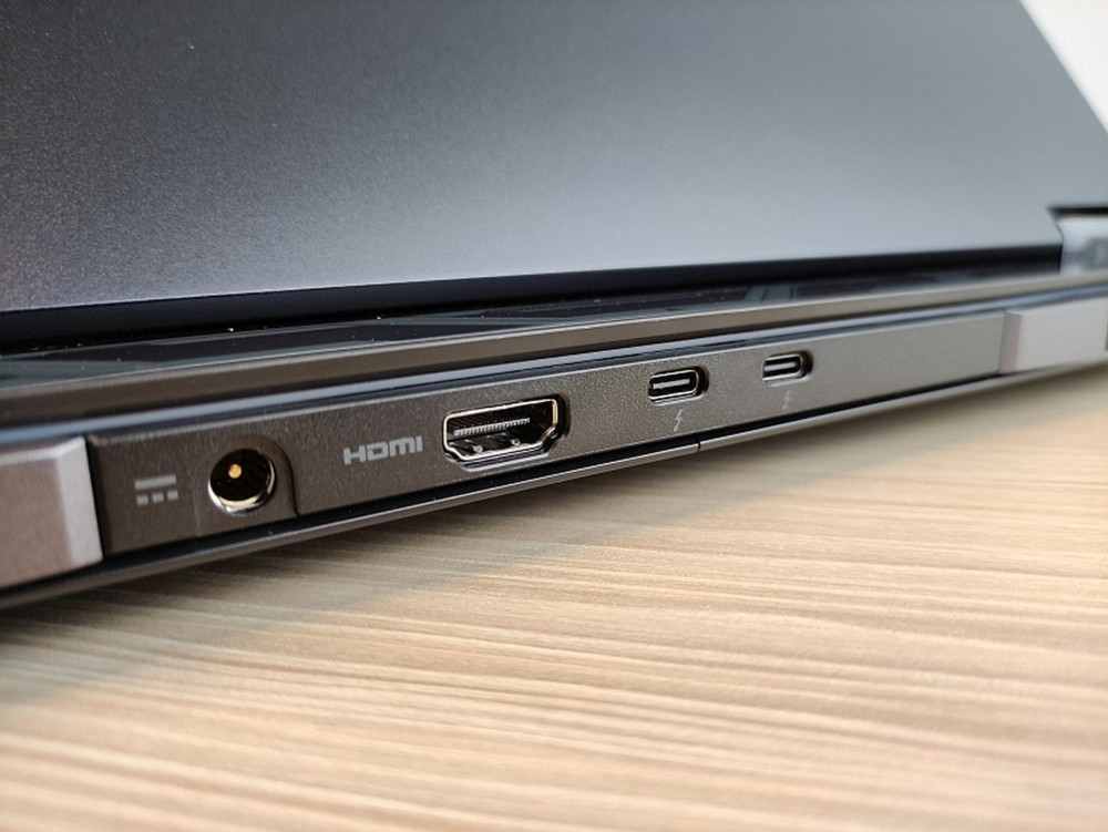 Laptop-notebook-tablet-Acer-Predator-Helios-18-Fekete-hatoldali-csatlakozok-437-4043.jpg