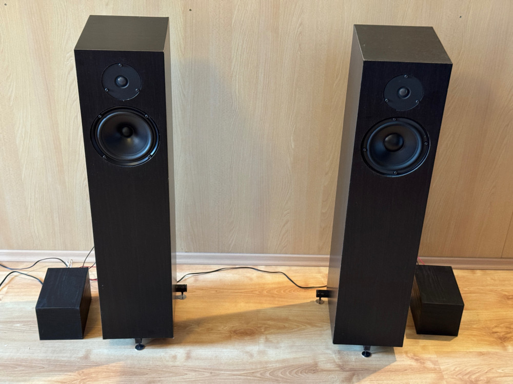 Szemből a 2 hangfal a 2 keresztváltóval