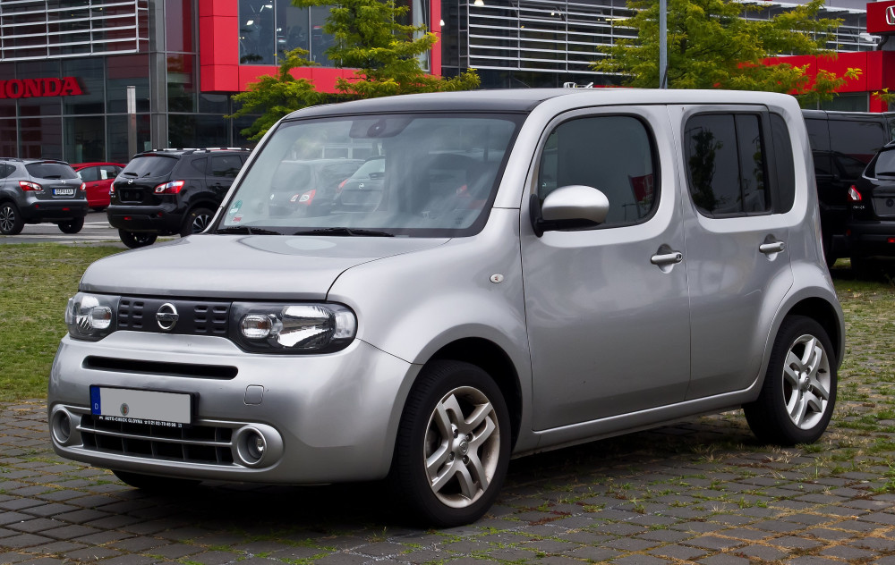 Nissan_Cube_(Z12)_–_Frontansicht,_25._August_2013,_Düsseldorf.jpg