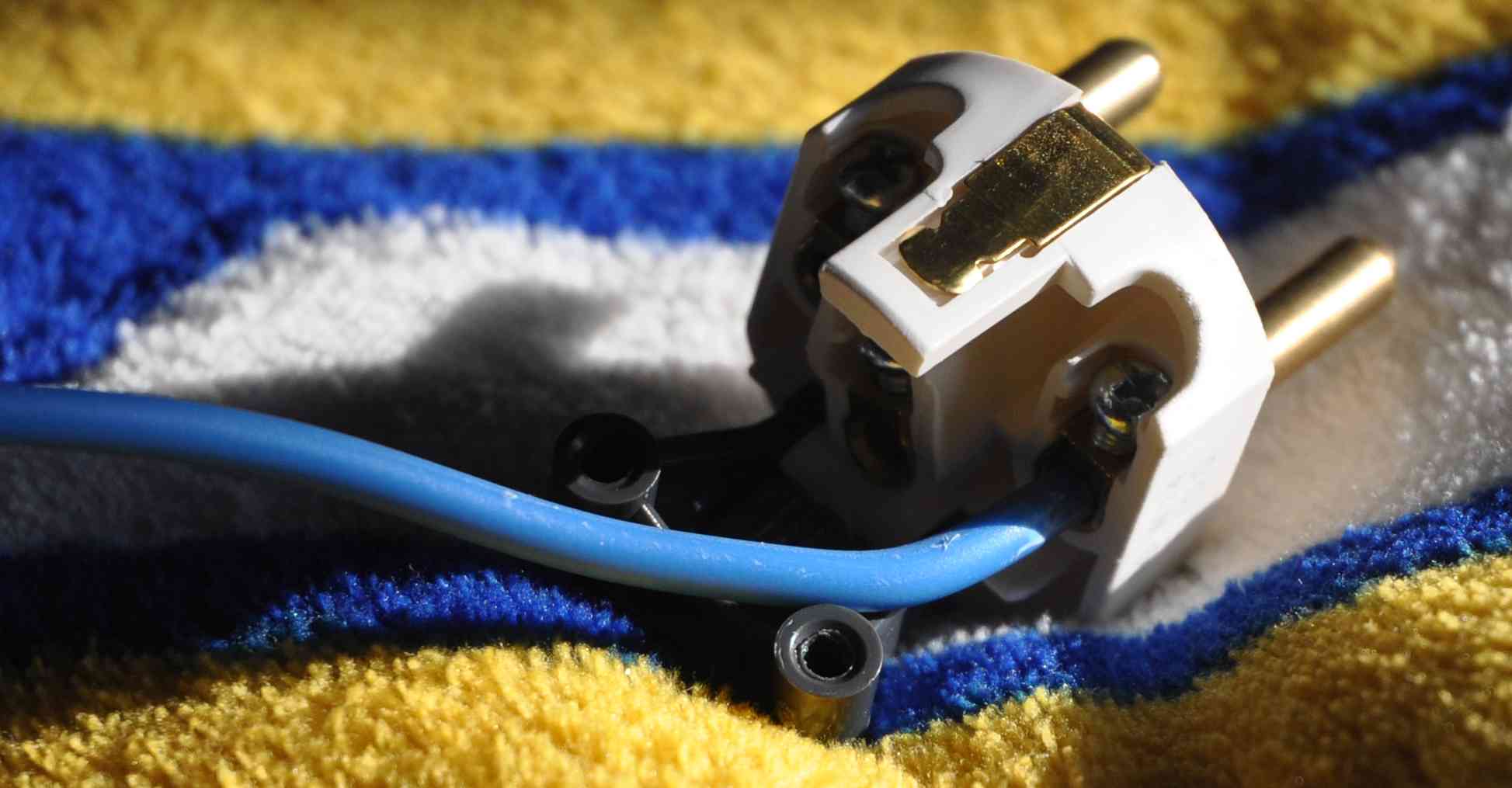 2,5 mm-es kábelt a dugóba beletesz.jpg