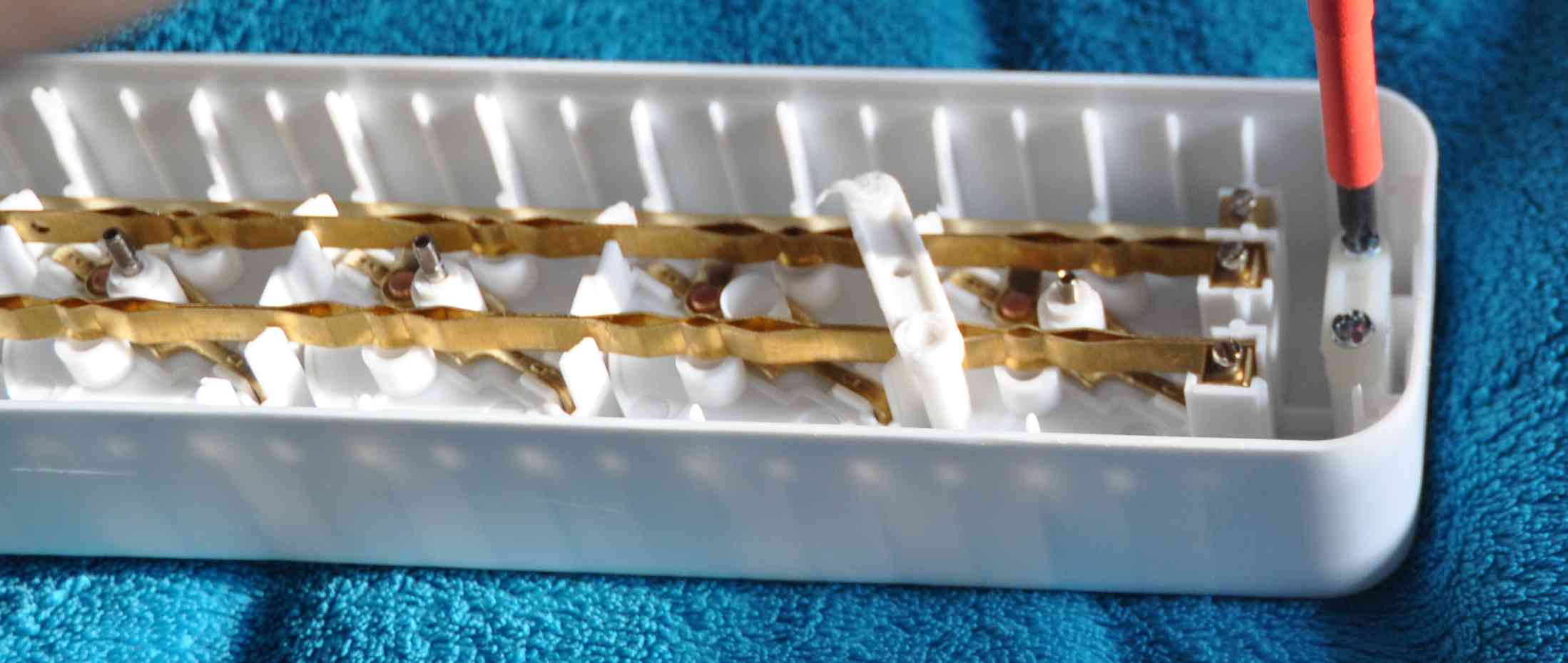 34. elosztóból a rögzítőt kicsavaroz.jpg